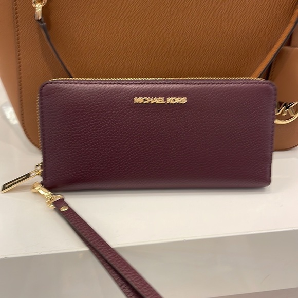 MICHAEL KORS LARGE TRAVEL CONTINENTAL WRISTLET WALLET PHONEHOLDER OXBLOOD - Picture 2 of 16